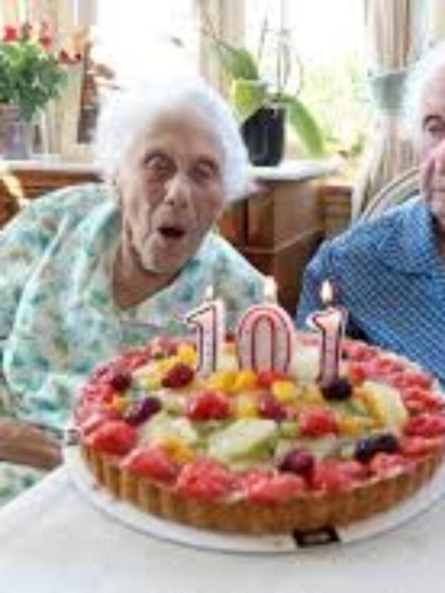Centenarians: What do they eat? When do they eat? How much do they eat?